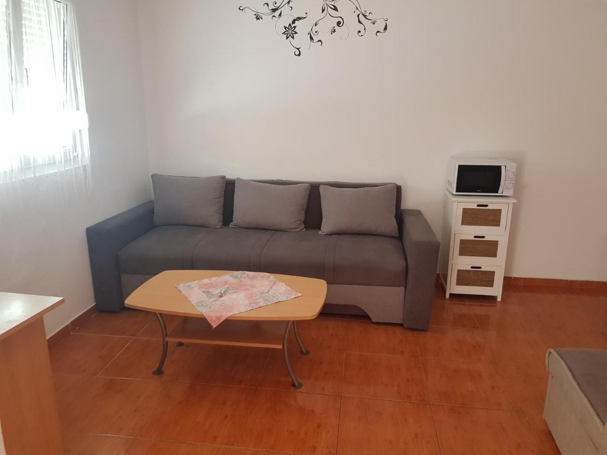 Apartments Nada Vir Luaran gambar