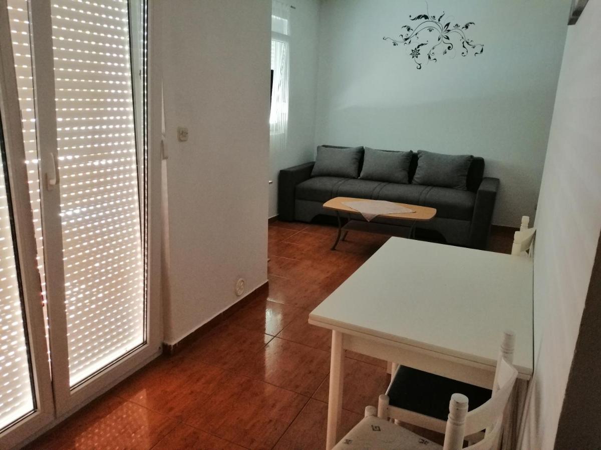 Apartments Nada Vir Luaran gambar